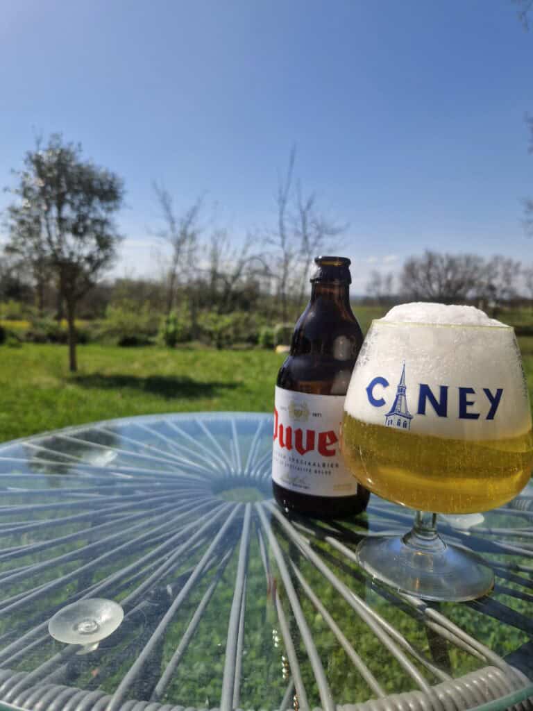 Bière fraîche servie sur une table en verre dans le jardin ensoleillé