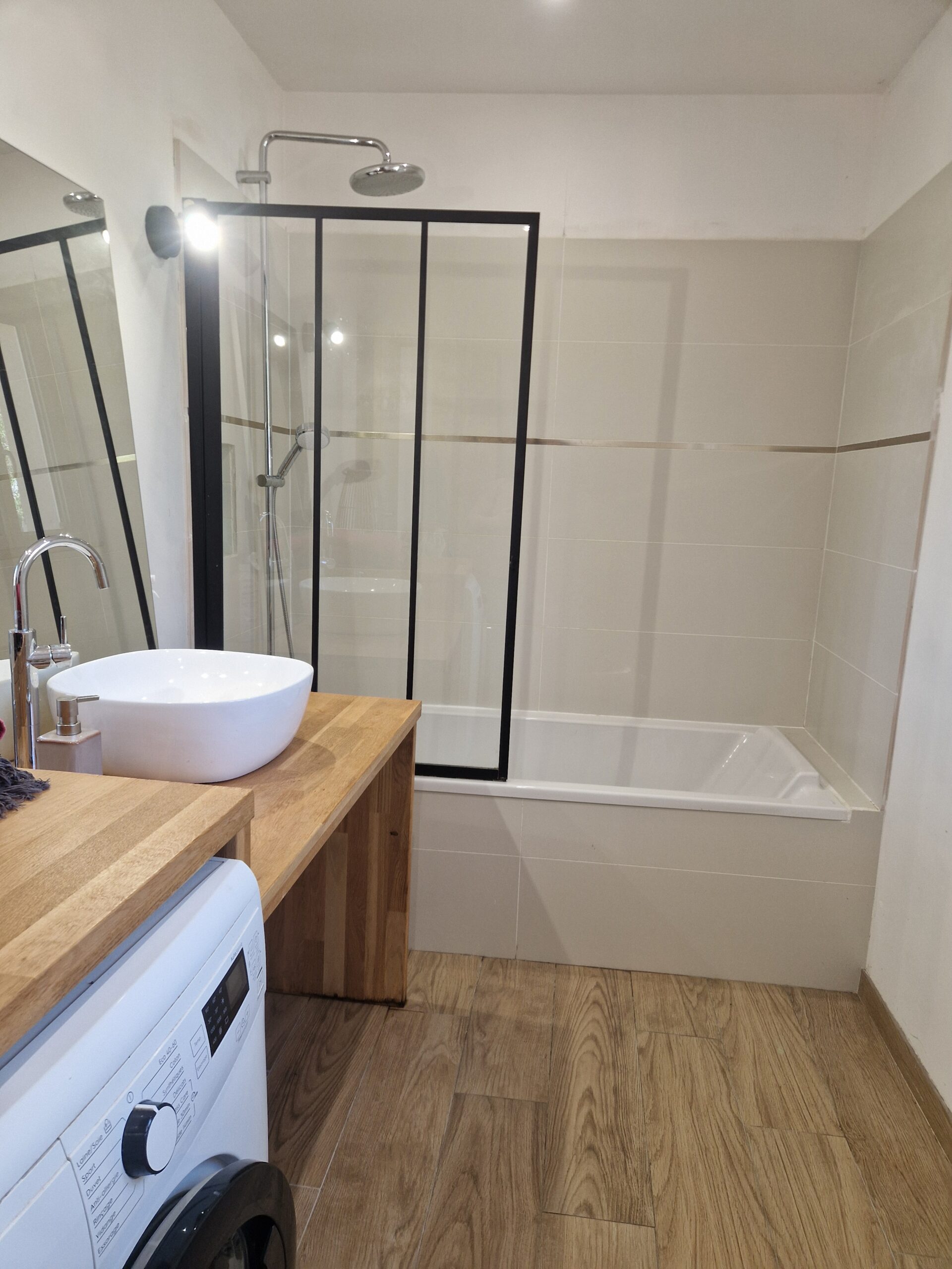 Salle de bain du Mas Crudel avec baignoire, douche et plan vasque en bois