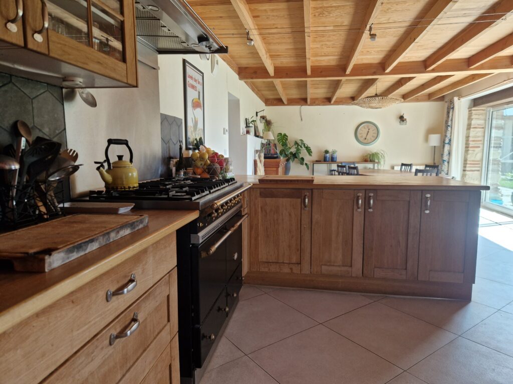 Vue de la cuisine et la salle à manger